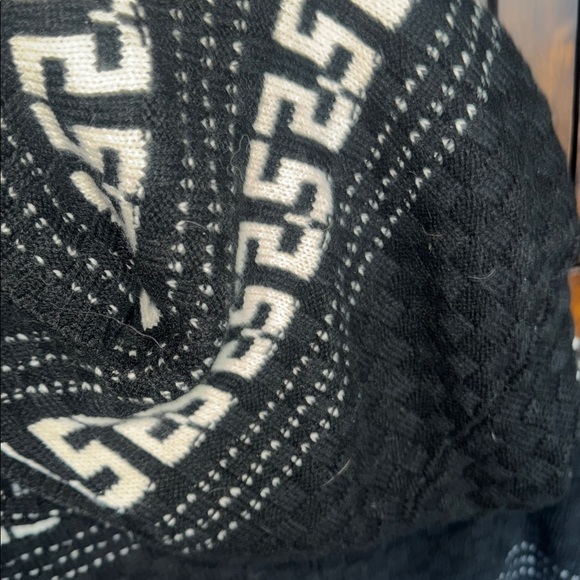 Chic Black & White Geometric Hooded Poncho (Size S/M) - Picture 7 of 9